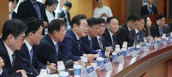 이재명 더불어민주당 대선 경선 후보가 21일 서울 여의도 금투협에서 열린 '자본시장 활성화를 위한 정책 간담회'에 참석, 모두 발언을 하고 있다. 이 후보는 이 자리에서 증권사 리서치센터장들을 만나 한국 증시 현황 및 평가 브리핑을 듣고 시장 선진화 방안에 대한 의견을 교환 했다. 2025.04.21 윤동주 기자