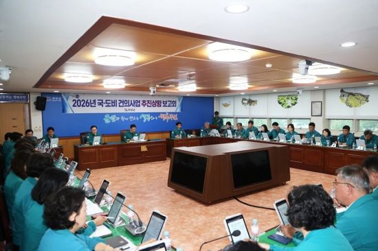 김산 군수 주재로 2026년 국도비 건의사업 추진 상황 보고회를 하고 있다. 무안군 제공