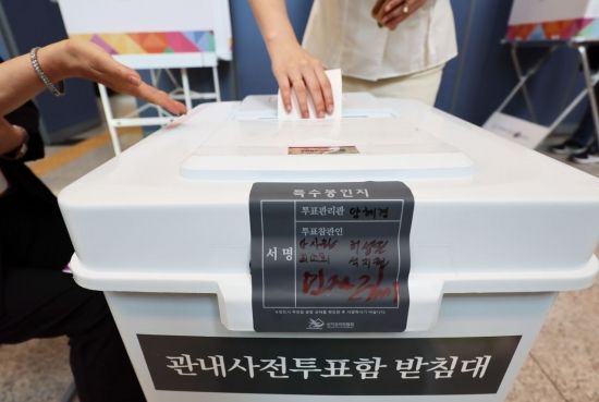 [Photo] 'Exercising Democratic Rights' - 아시아경제