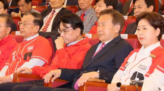 출구조사 침통한 표정의 윤상현