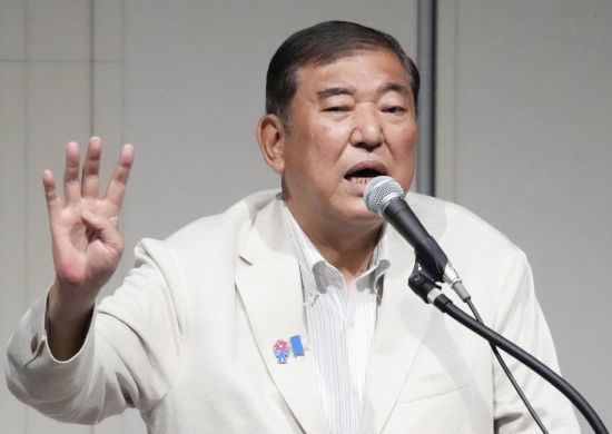 지지율 하락 그래프 앞에 선 이시바 총리