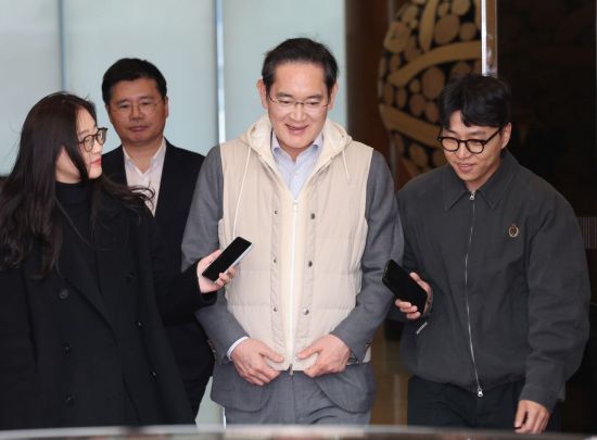 이재용, 유럽 출장 후 귀국…배터리 사업에도 힘 실었다