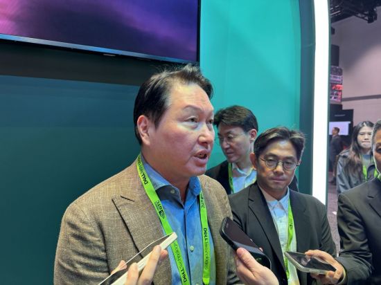 GTC 첫 방문 최태원 회장, 젠슨 황과 HBM4 사인…'굳건한 동맹'[GTC 2026]