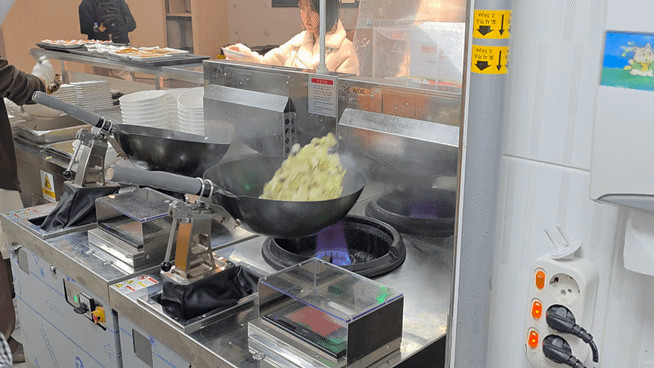 "나는 비빔로봇입니다"…사람이 못버틴 주방 차지한 로봇들[흑백요리봇]①