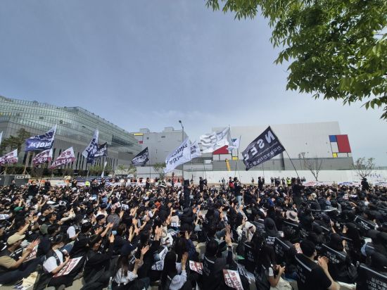 평택 뒤덮은 '검은 물결'…삼성 4만 노조 "성과급 상한 폐지" 한 목소리