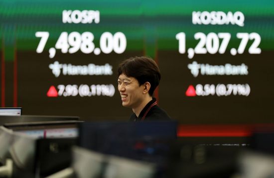 외인 ‘5조 팔자’에도 굳건…코스피 종가 사상 최고