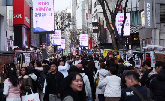 서울·부산 외국인 관광객 늘어 돈 쓸어담고 있다…증권가서 콕 집어준 '이것'[주末머니]