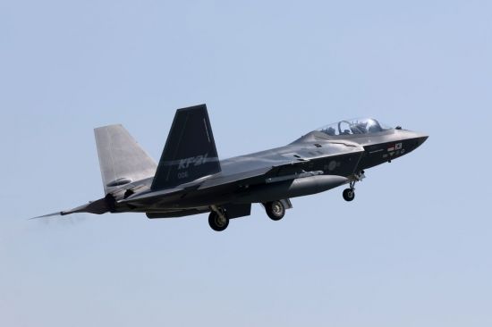 국산 전투기 'KF-21' 양산 1호기 공군 인도…개발 선언 25년 만의 쾌거