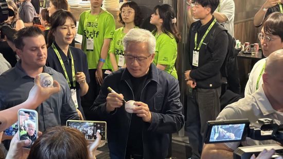 [르포]"한국 투자 항상 생각"…타이베이 밤 흔든 'K깐부' 젠슨 황의 밤샘 의리