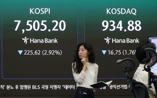 산넘어 산 코스피…그래도 "여전히 저평가"