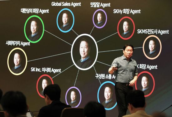 최태원 회장 "1인 1에이전트로 AI 대전환 전속력 추진"