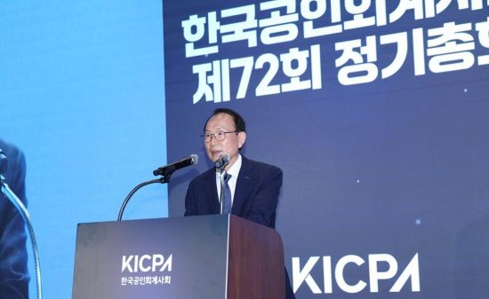 연임한 최운열 회계사회장 "세무사회, 끝장토론 하자"