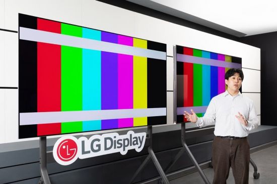 "화면 속 불꽃놀이도 원작 그대로"… LGD OLED, 세계 최초 '색·밝기 100%' 인증