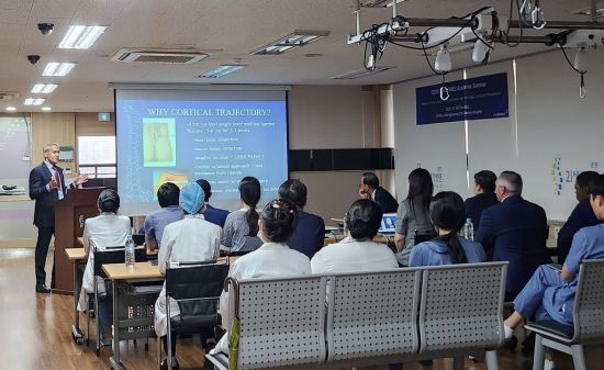 엘앤케이바이오메드, 美 척추 전문의 초청 학술세미나…차세대 제품·신성장동력 협력 강화