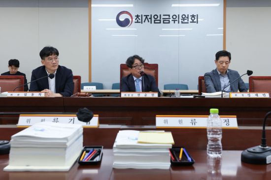 재계 "최저임금 인상·업종별 구분 무산 아쉬워…소상공인 어려움 가중"(종합)
