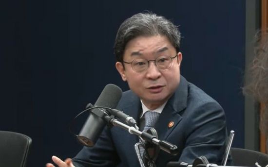 F4회의 앞둔 이억원 "레버리지 대책, 빨리 낼 것"…거래정지엔 답변 피해