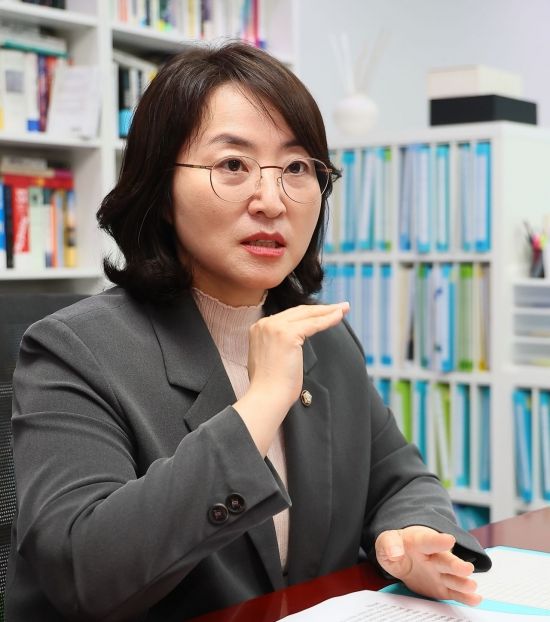 논문 검증은 구멍, 기관장은 출장 논란…과학기술계 기강 해이 도마[2026국감]