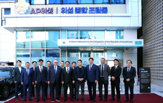 AP위성, 부천 AIT센터에 카자흐스탄 정부·우주산업 대표단 방문