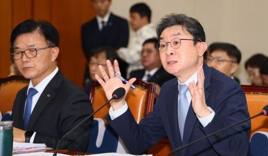 [2026국감]"다시 돌아가도 출시할거냐" 질타에…이억원 "세심하게 살폈어야"