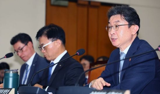 "조각투자 운영실적 없는 곳 인가" 질타에…이억원 "절차는 공정했다" 해명[2026국감]
