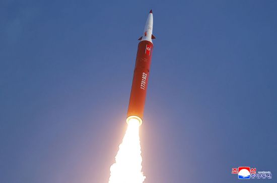 北, 17일 만에 탄도미사일 발사…동해상으로 10여 발(종합)