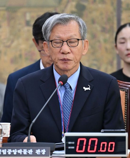이 대통령, 친일파 글씨 '셀프 출품' 유홍준 사의 수용