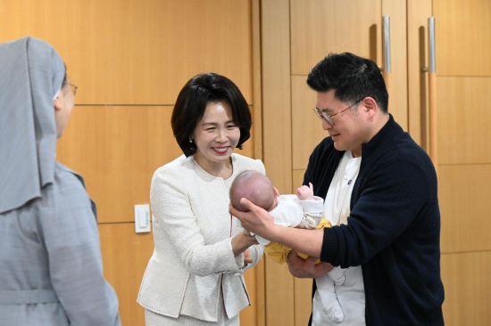 김혜경 여사 "아이 키우려면 이제 온 나라의 도움이 필요"