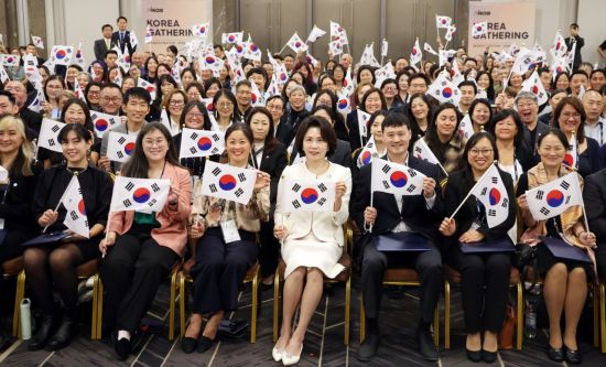 입양동포 만난 김혜경 여사 "모국 가까워지는 시간 되길"