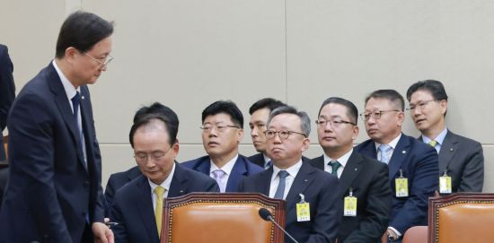[2026국감]'해킹 사태'에 고개 숙인 은행장들…"연임 자격 있나" 질타도(종합)