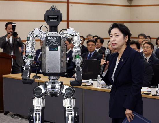 [2026국감]과방위서 문워크 선보인 휴머노이드 로봇