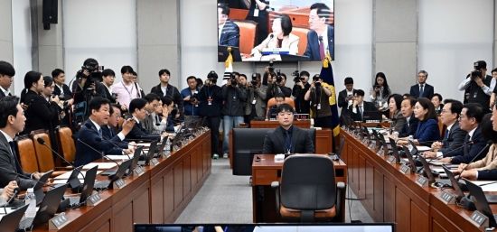 靑 국감 앞두고…野 "김용범·김현지 나와라" 與 "정치공세"