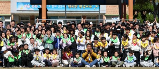 전북 초등학교 운동회 찾은 李 "아이들 웃음소리가 마을의 미래"