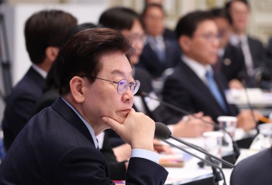 李대통령 "규제 신속·과감 개선, 메가특구 인허가 직접 챙길 것"