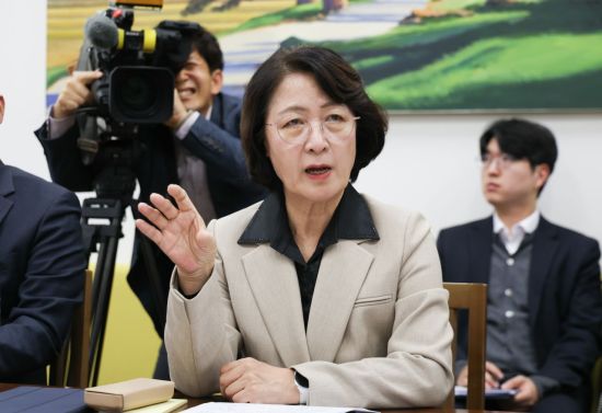 추미애, 국회 찾아 "재정위기 해결 산소통 달라 호소"