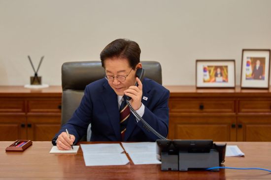 李, 사우디 빈 살만과 통화…靑 "중동전쟁 위로, 강력한 연대 입장 전달"