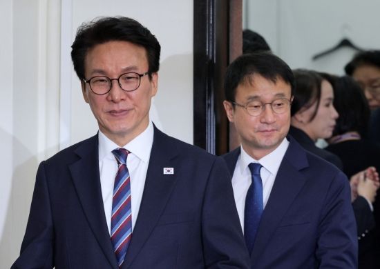 최저치 찍은 민주당 vs 최고치 찍은 국힘…지지율 격차 오차범위 이내로 좁혀져[폴폴뉴스]