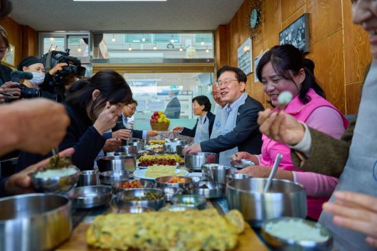 '농어촌 기본소득' 간절함 안고 경북 찾은 李 "더 많은 지역으로"