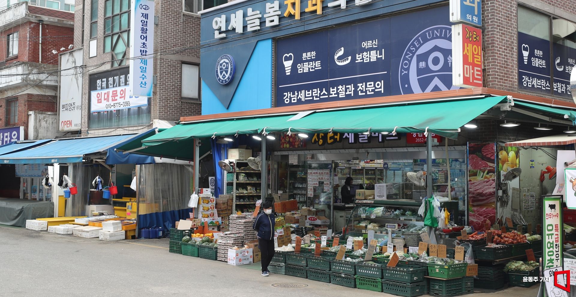 우월한 자금력 앞세워 유통경로 장악 대량 납품 방식으로 소비자가격 낮춰 미끼상품·월별할인 등 가격 마케팅