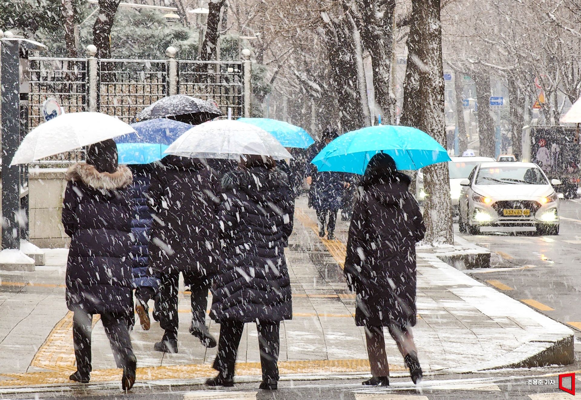 서울 전역에 대설특보가 발효된 날, 서울 종로구 세종로 인근에서 시민들이 눈을 맞으며 이동하고 있다. 사진=조용준 기자 jun21@