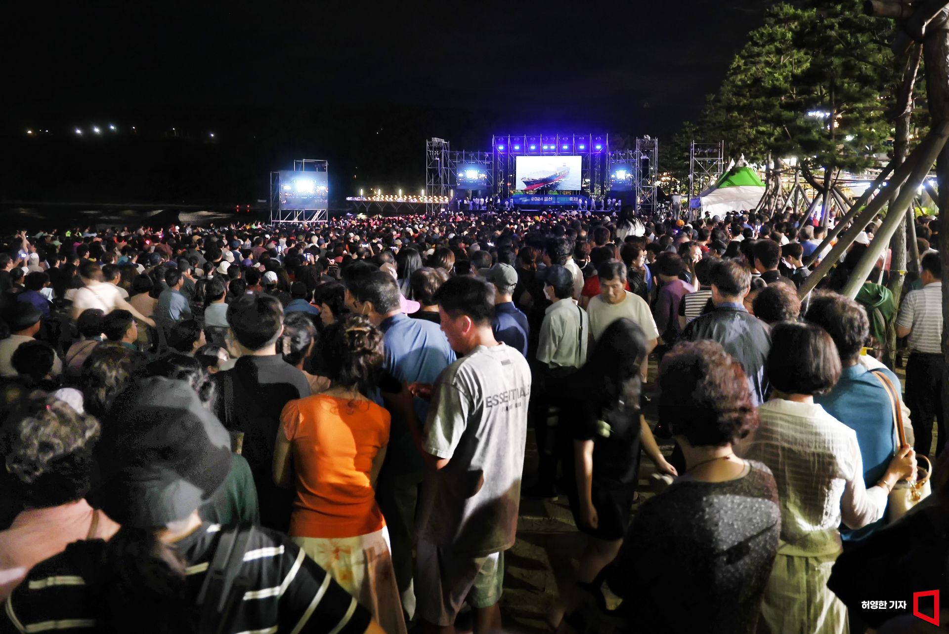 On the evening of July 19, when the Joseon Marine Festival began at Ulsan Ilsan Beach, a musical performance was held amid a crowd of people. Photo by Huh Younghan