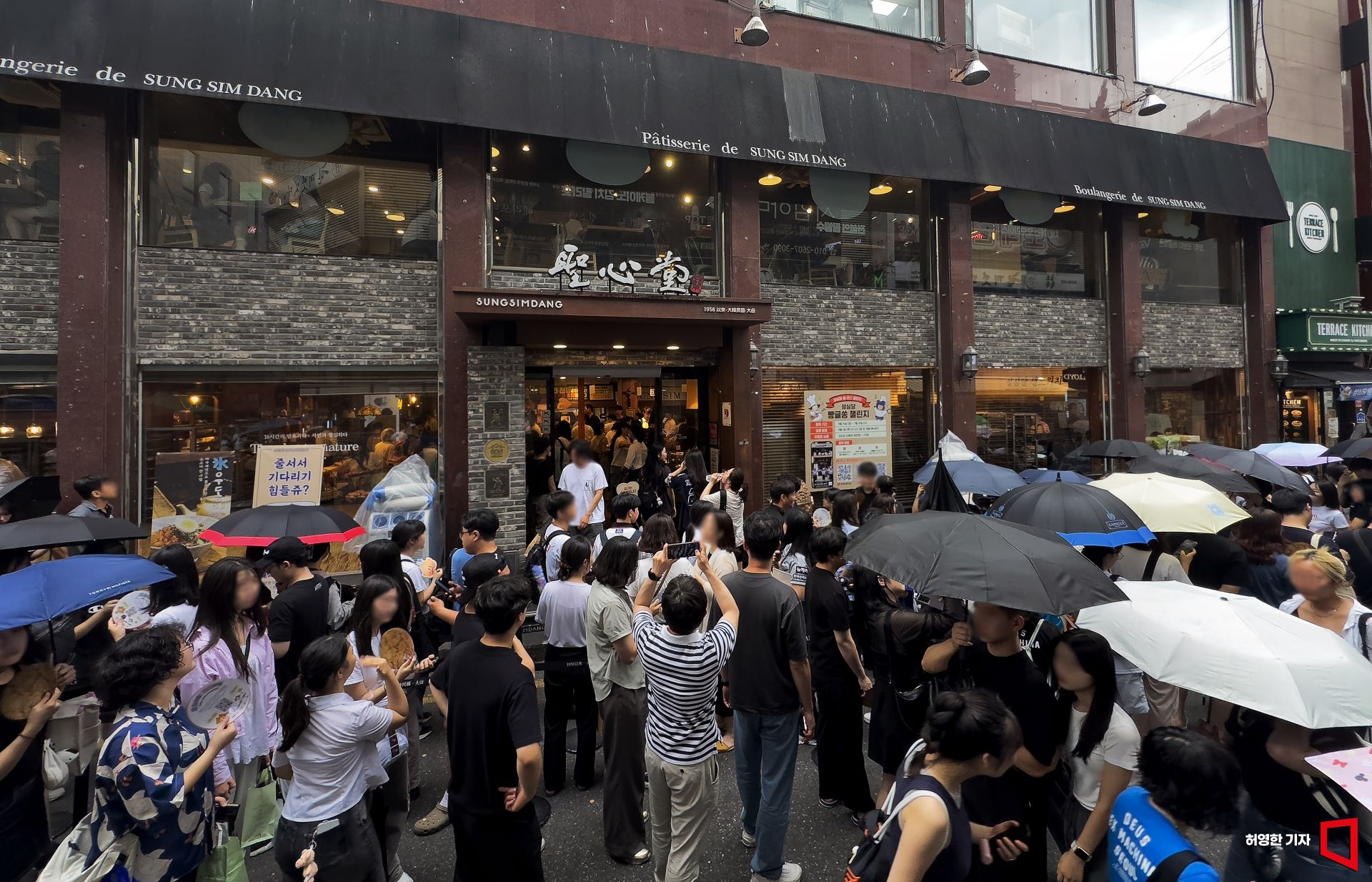 대전의 대표 명소가 된 성심당 본점 앞에 빵을 구입하려는 방문객들이 장사진을 이루고 있다. 사진=허영한 기자