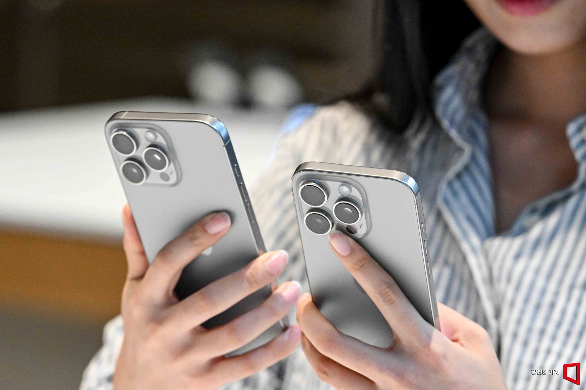 애플의 첫 인공지능(AI) 스마트폰 '아이폰16'이 국내에 출시된 20일 서울 중구 명동 애플스토어를 찾은 고객들이 제품을 보고 있다. 사진=강진형 기자aymsdream@