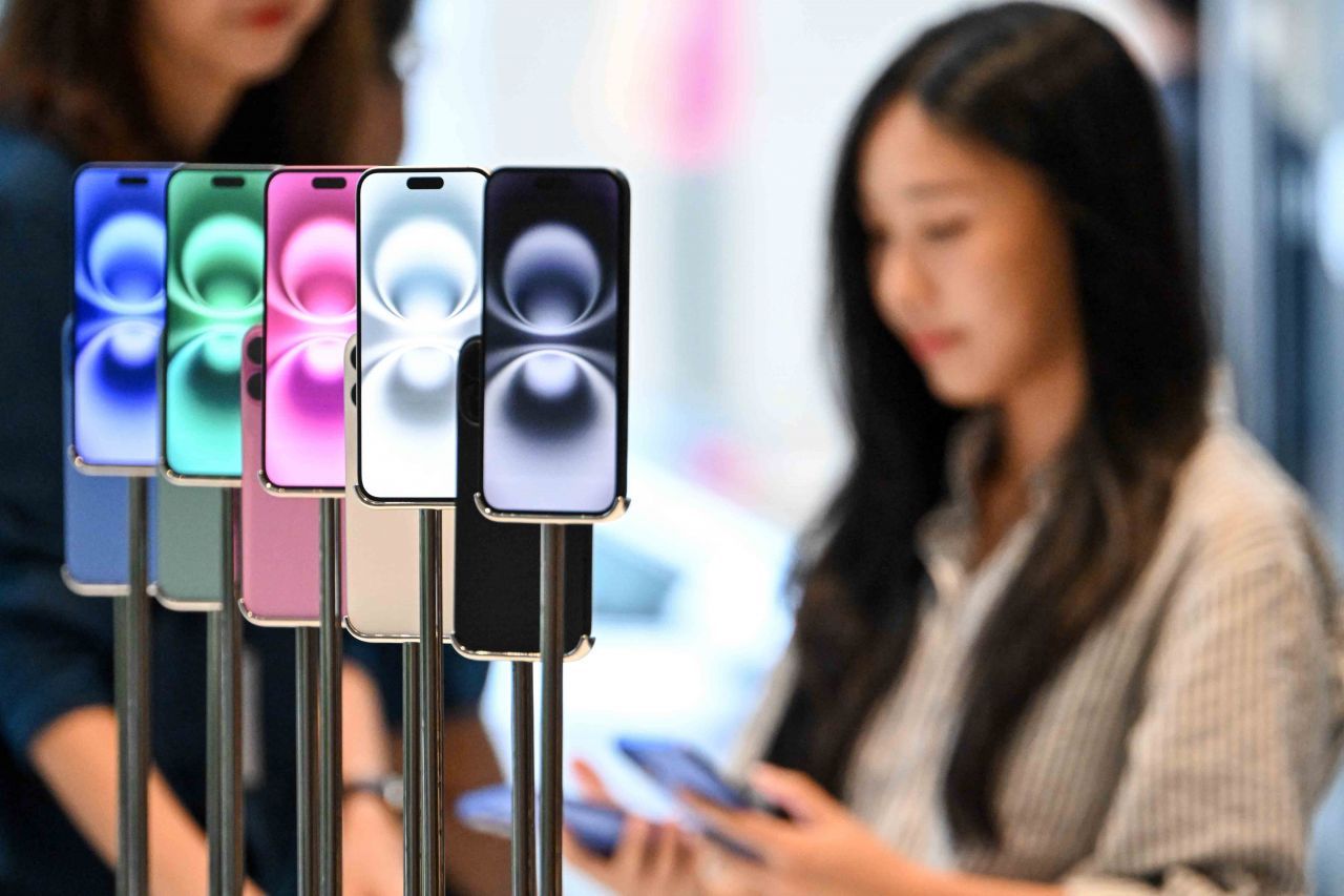 아이폰16 시리즈는 6.1인치형(15.4㎝) 기본 모델과 6.7인치형(17.0㎝) 플러스, 고급 모델인 6.3인치형(15.9cm) 프로와 6.9인치형(17.4cm) 프로맥스로 구성됐다.