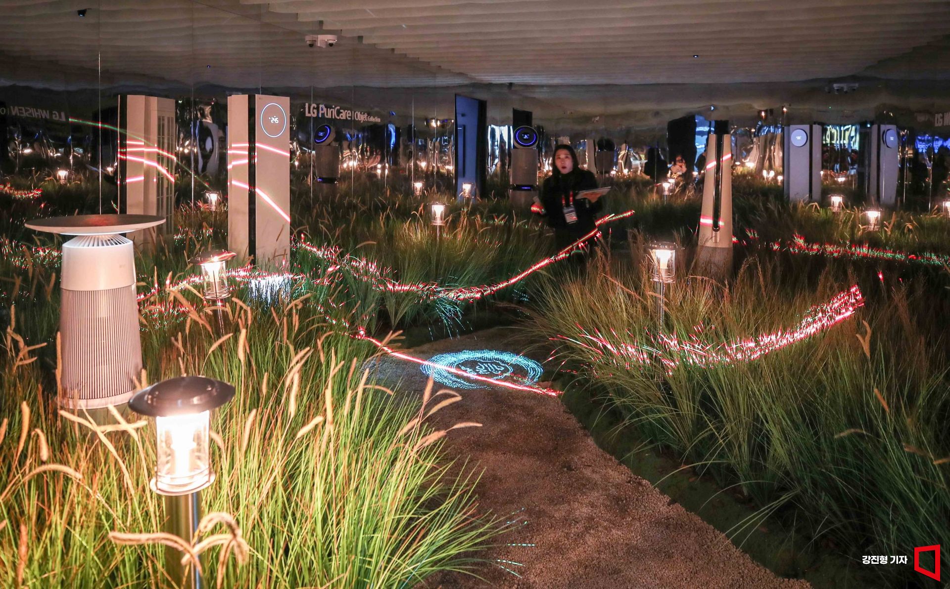 22일 서울 강남구 코엑스에서 열린 '2024 한국전자전'에 LG전자 AI 가전제품으로 꾸며진 전시장이 공개되고 있다. 사진=강진형 기자