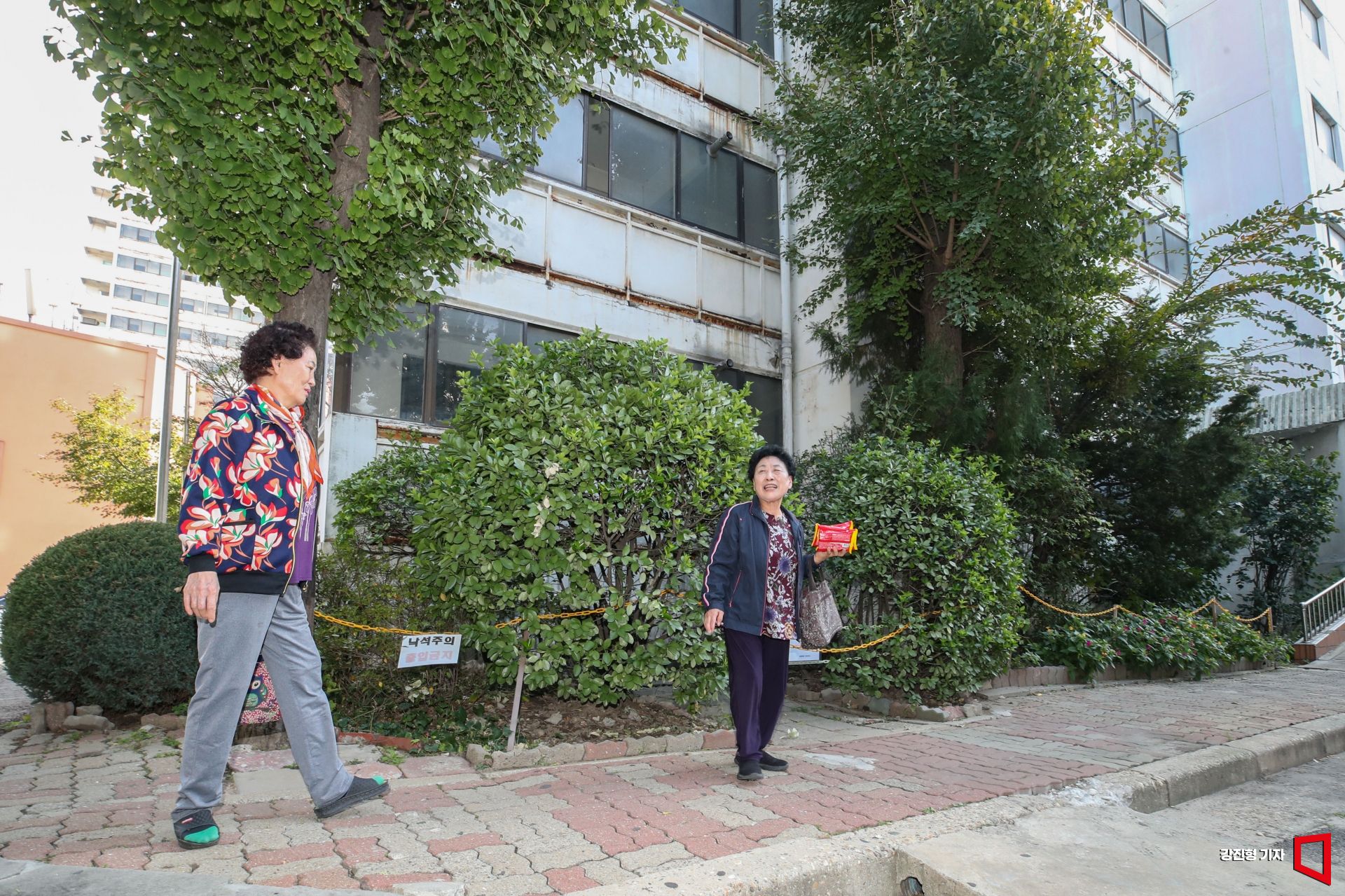 지난해 10월 25일 서울 영등포구 남성아파트에서 민순덕 할머니와 황정규 할머니가 경로당에서 함께 점심식사를 마친 뒤 집으로 이동하고 있다. 강진형 기자
