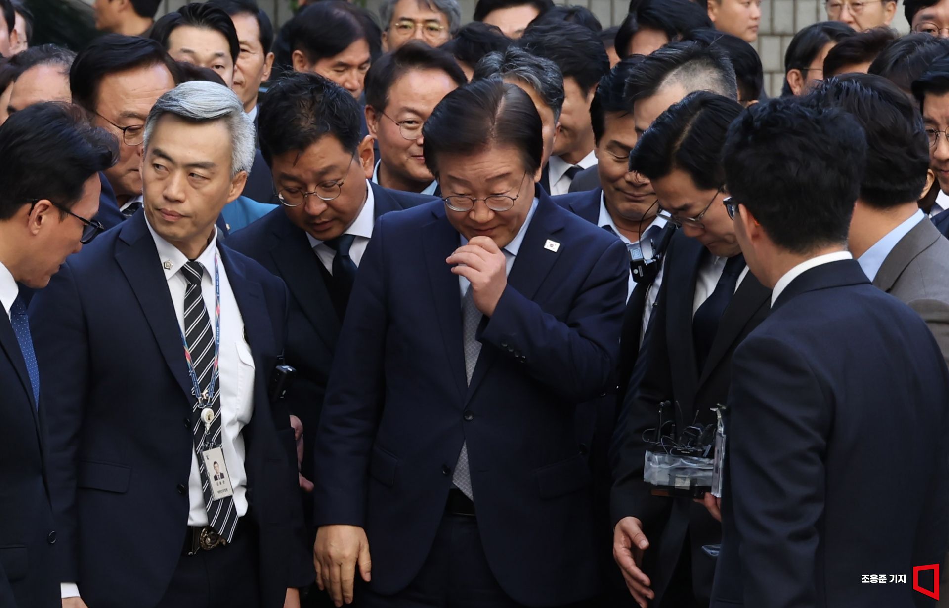 이재명 위증교사 1심 전망 어두운 이유애초부터 법조계는 위증교사 사건이 공직선거법 위반 사건보다 유죄 가능성이 더 높다고 봤다. 김진성 전 수행비서의 자백과 통화 녹음 등 물증이 있기 때문이다. 특히 위증교사죄는 국가의 사법기능을 침해하는 범죄로 보호법익이 중대하다는 점에서 처벌 수위가 높아질 수 있다고 분석한다.대법원은 위증죄에서 허위 진술의 기준을 '주관설'로 보고 있다. 즉, 증언 내용이 객관적 사실과 일치하는지 여부가 아니라, 증인의 기억이나 인식과 다른 진술을 했는지가 위증 성립의 핵심이다. 따라서 기억나지 않는 내용을 기억나는 것처럼 증언하도록 한 것만으로도 위증교사죄가 성립할 수 있다.