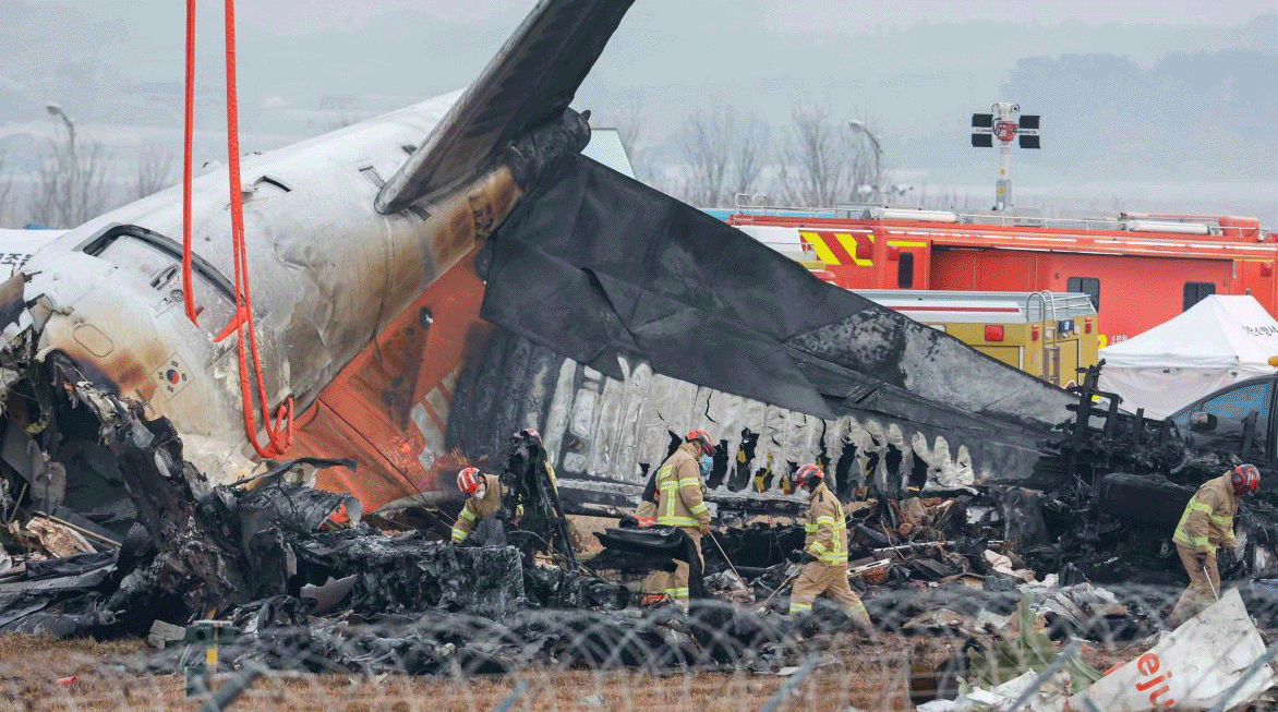 제주항공 여객기 추락 사고 사망자 140명의 신원이 잠정 확인된 가운데 전남 무안공항 곳곳에서는 유족들이 떠난 이들의 이름을 부르며 하염없이 흐느끼고 있다.