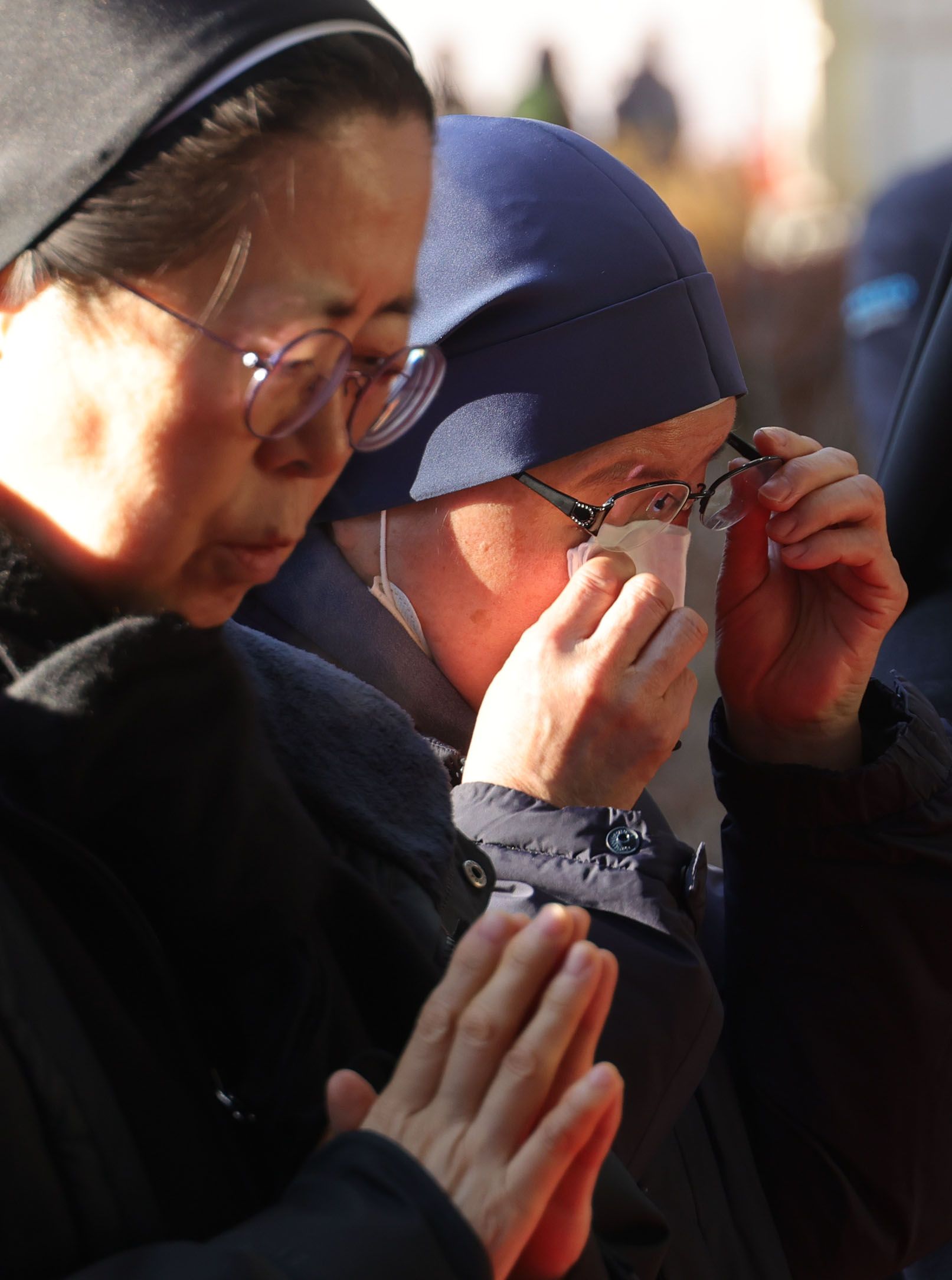 31일 오전 서울시청 본관 앞에 마련된 제주항공 여객기 희생자 합동분향소를 찾은 한 수녀가 눈물을 닦고 있다. 연합뉴스