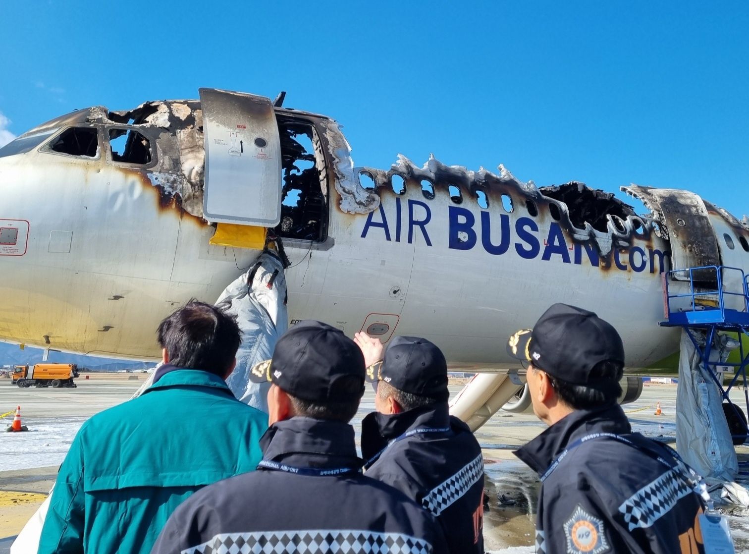 29日上午，在金海机场，Busan市长 Park Hyeongjun 等人正在查看 Air Busan 客机火灾事故现场。事故飞机机身上部被大火完全烧毁，场面惨烈。联合新闻提供