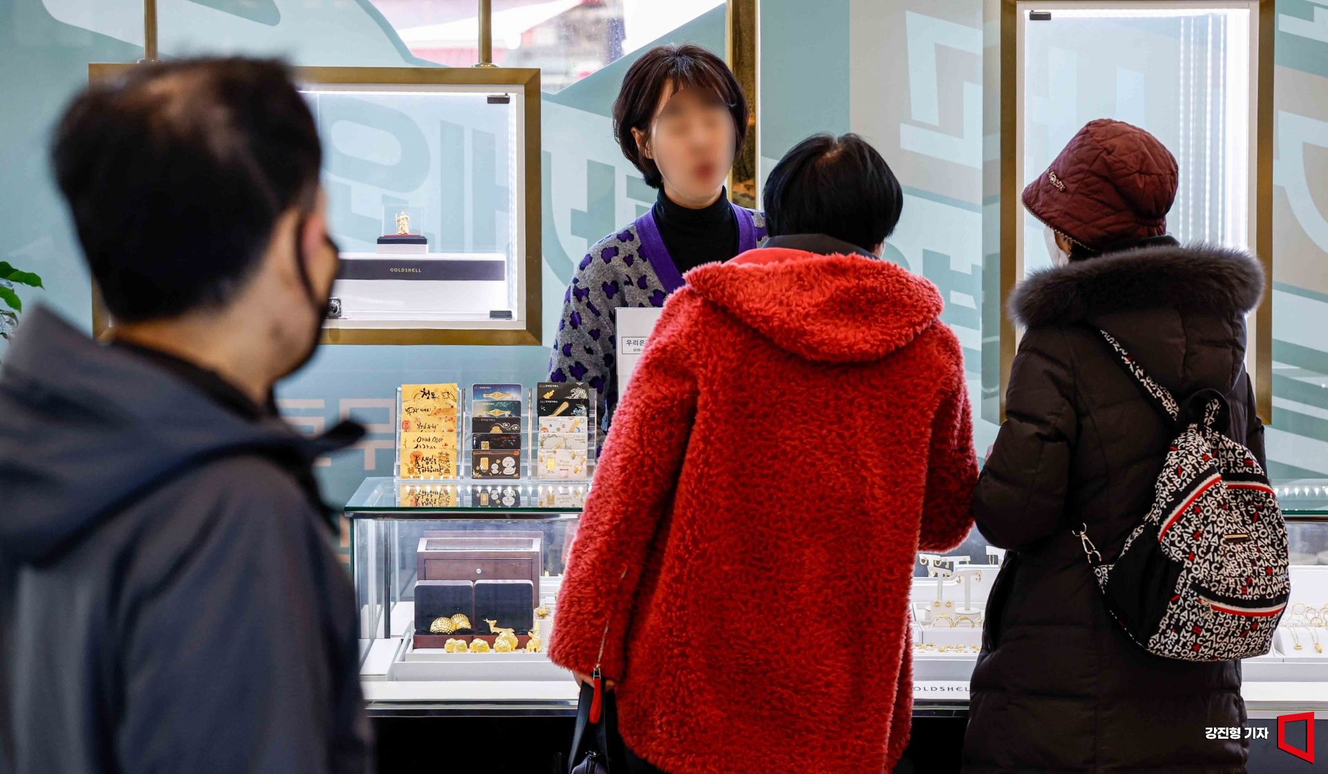 금값이 고공행진하며 골드바 품귀현상이 벌어지고 있는 가운데, 한 시민이 서울 종로구 한국금거래소 종로본점을 찾은 고객이 골드바 구매 문의하는 모습. 강진형 기자